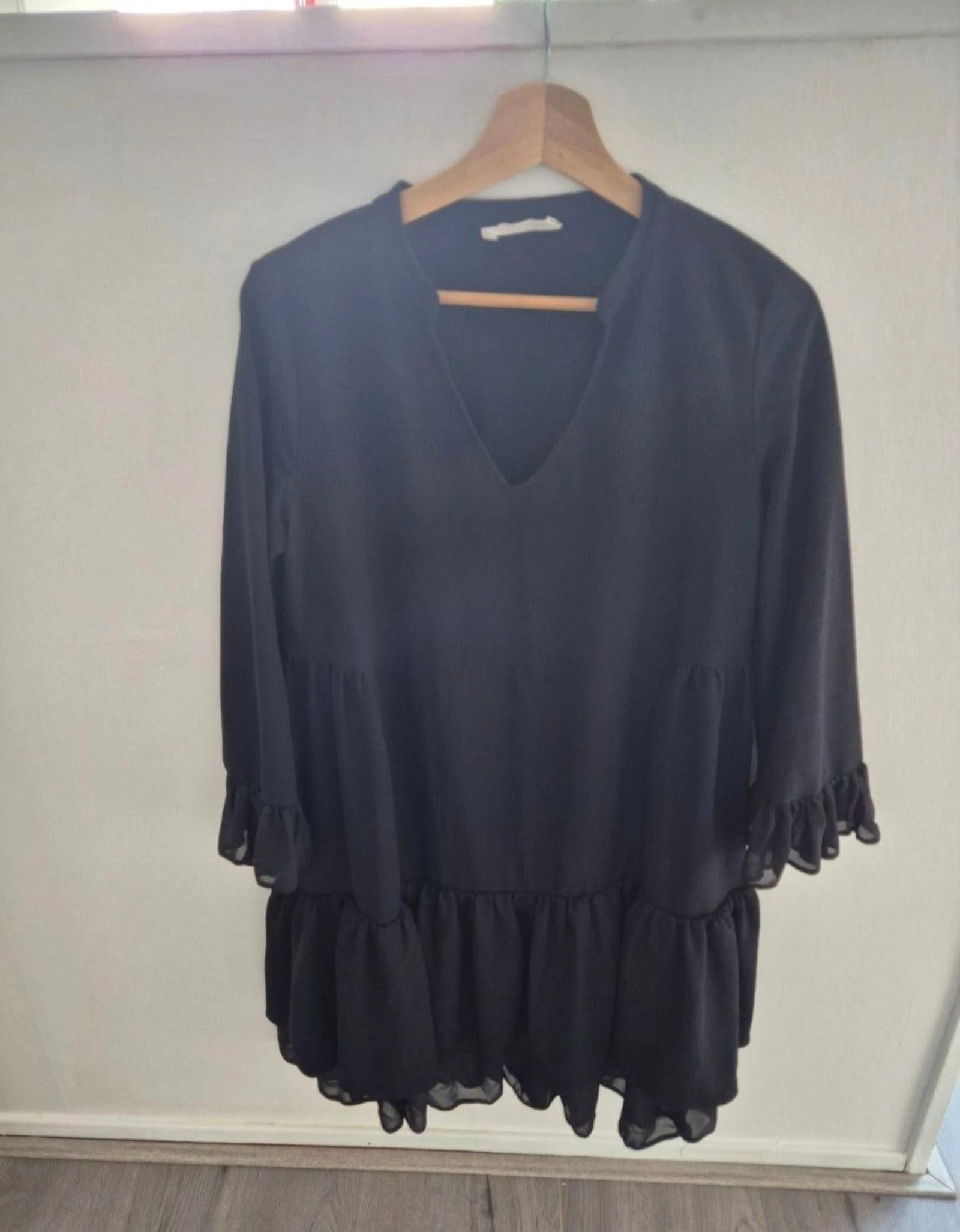 Mango (MNG) vestido túnica preto com babados e decote em V – Tamanho M – photo 4